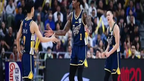 廣東隊員為徐昕舉辦生日派對，壽星遭搞怪，徐傑上桌澆頭引發熱議