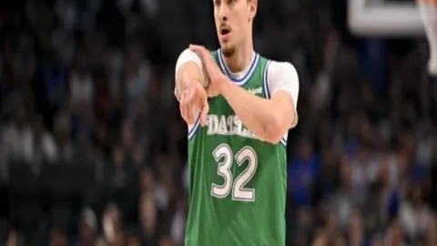 詹姆斯刷新纪录浓眉贡献21+18，球队客场制胜国王连败终结